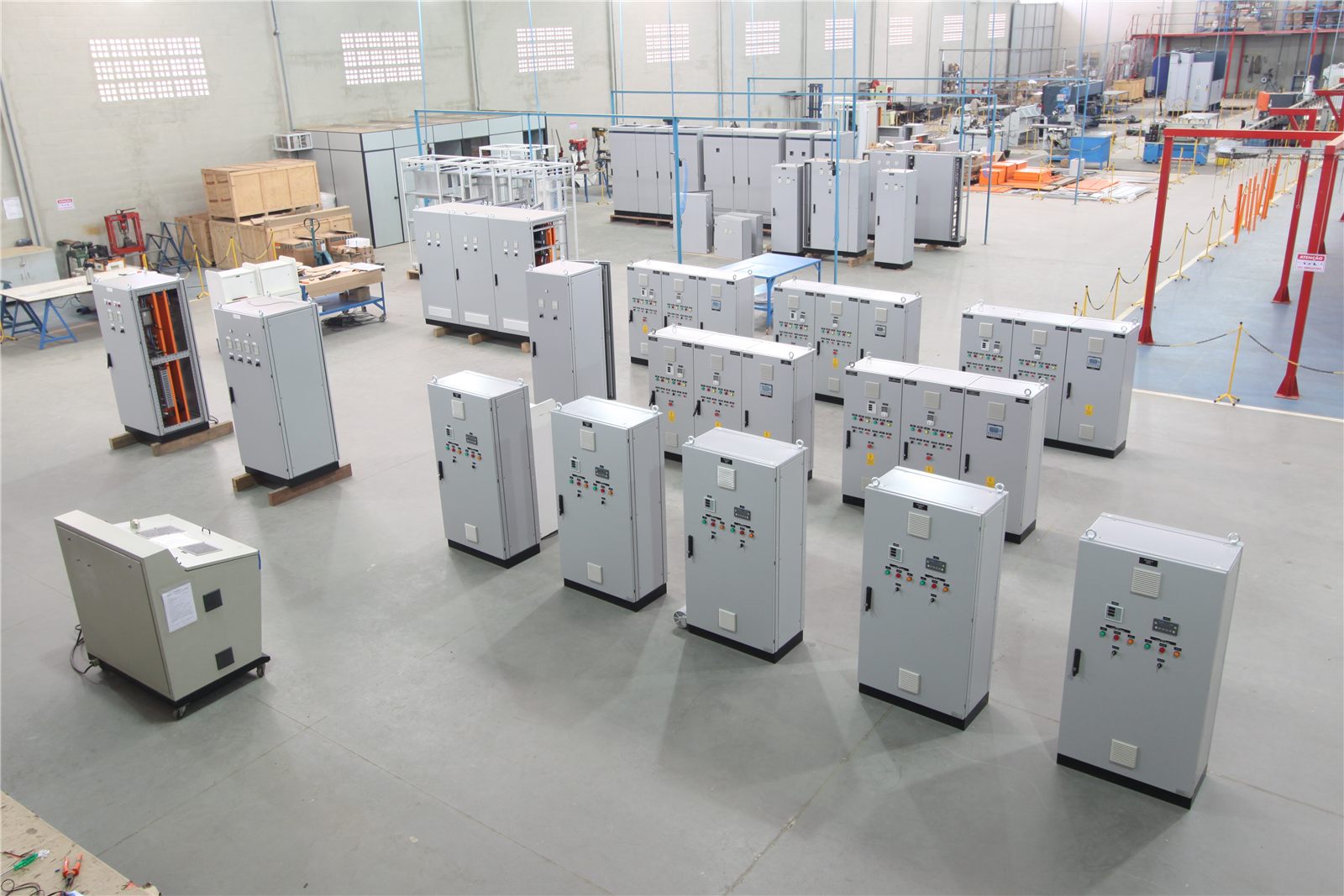 Linha de produção Mecatel com painéis e quadros elétricos finalizados