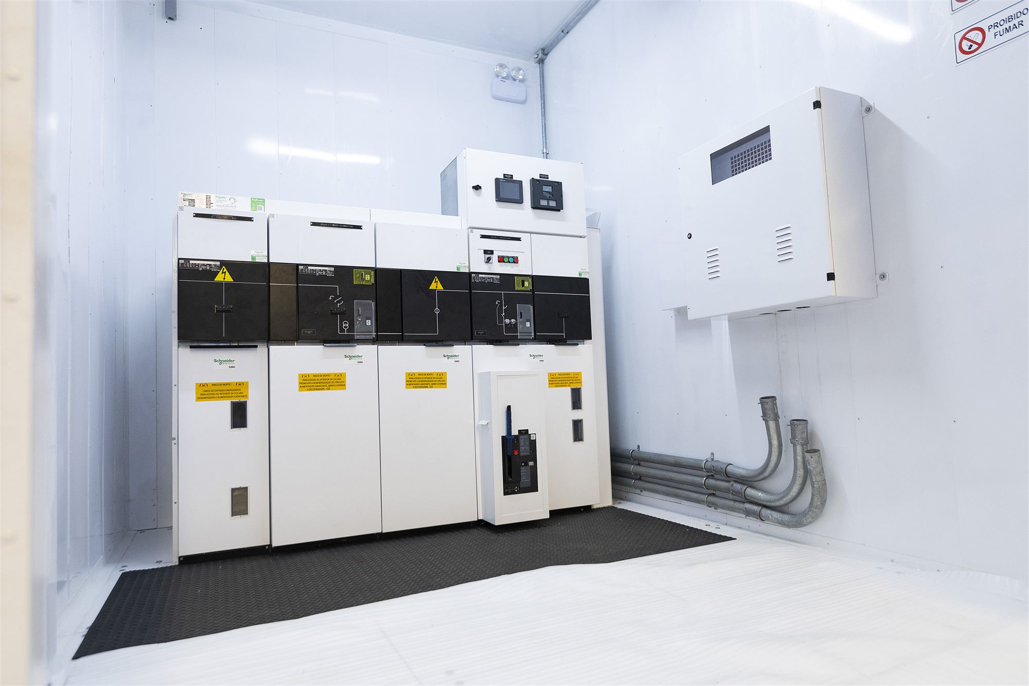 Painel de média tensão Schneider Electric SM6 instalado no eletrocentro