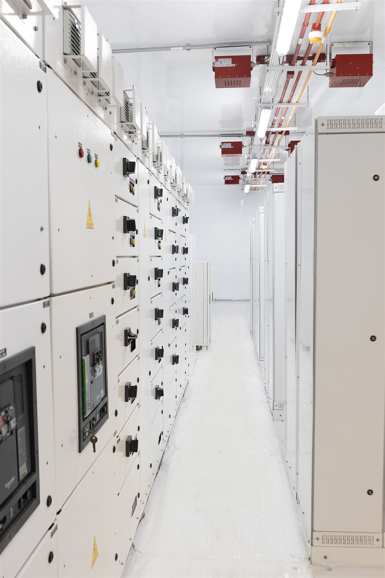 Corredor interno do eletrocentro com os painéis instalados