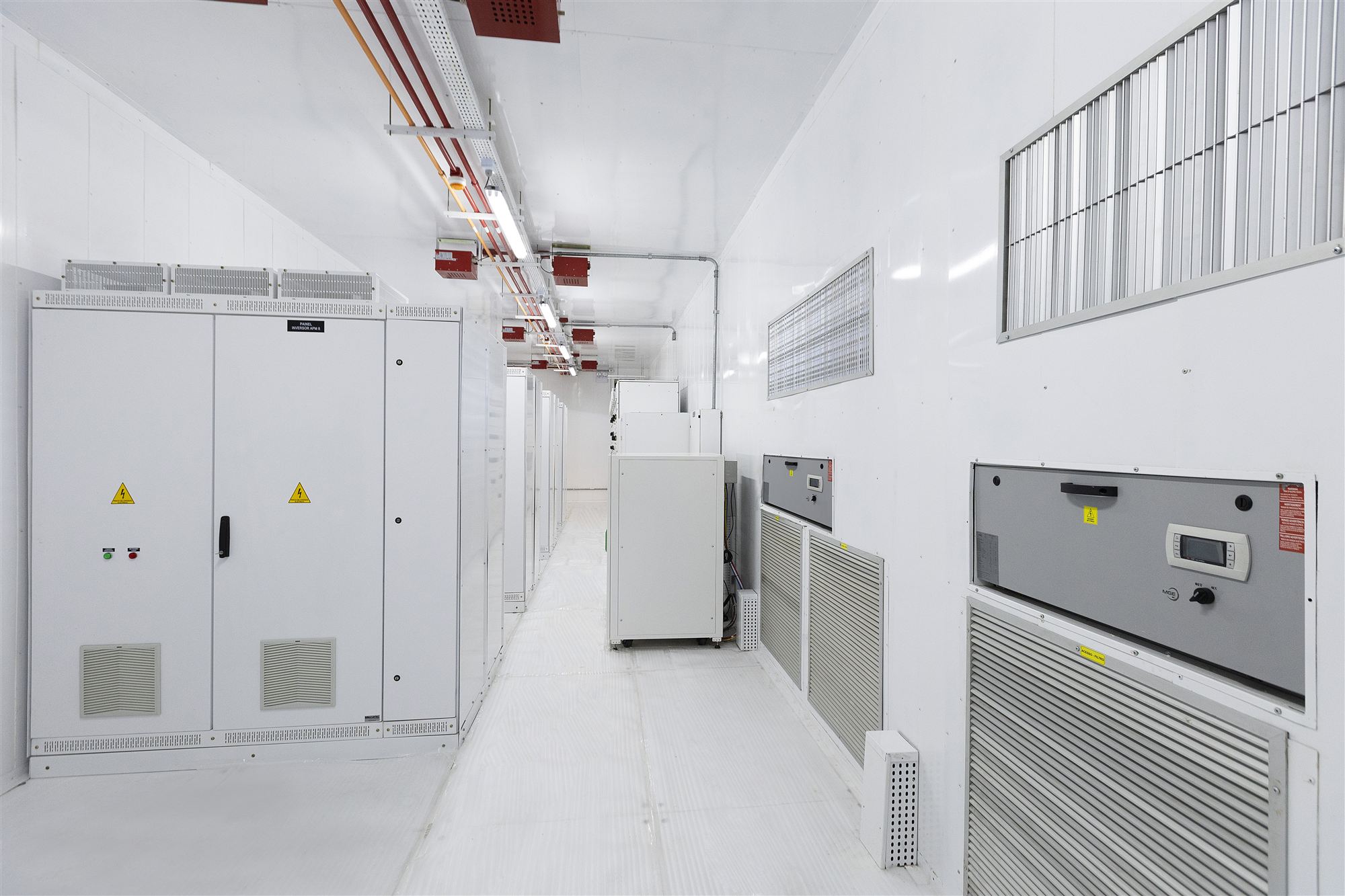 Corredor do eletrocentro com estrutura modular e ventilação